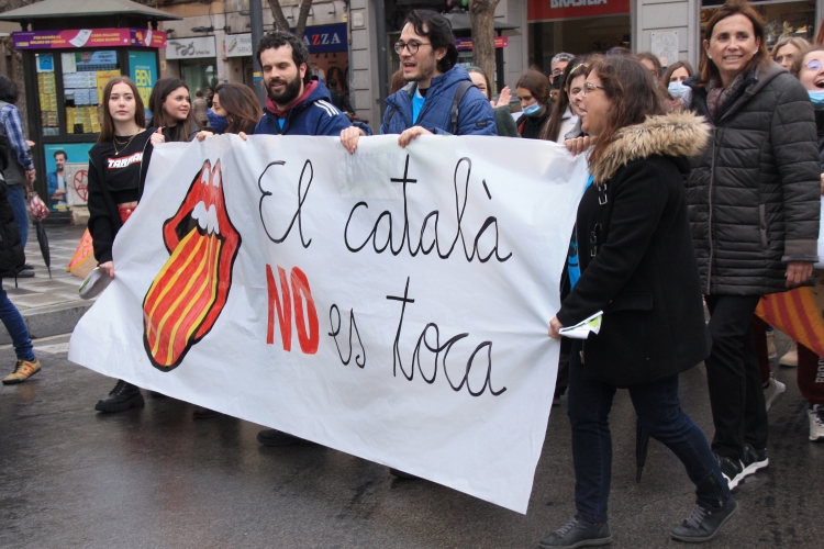 Protesters at a demonstration defending the Catalan immersion system in Tarragona on March 23, 2022 (by Eloi Tost)